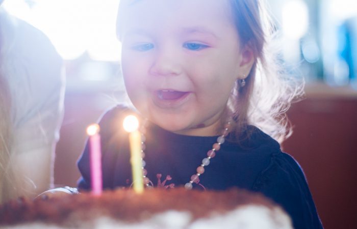 Oslava narozenin Sofie z Berouna, fotograf dětí, jak fotit děti, narozeninový dort