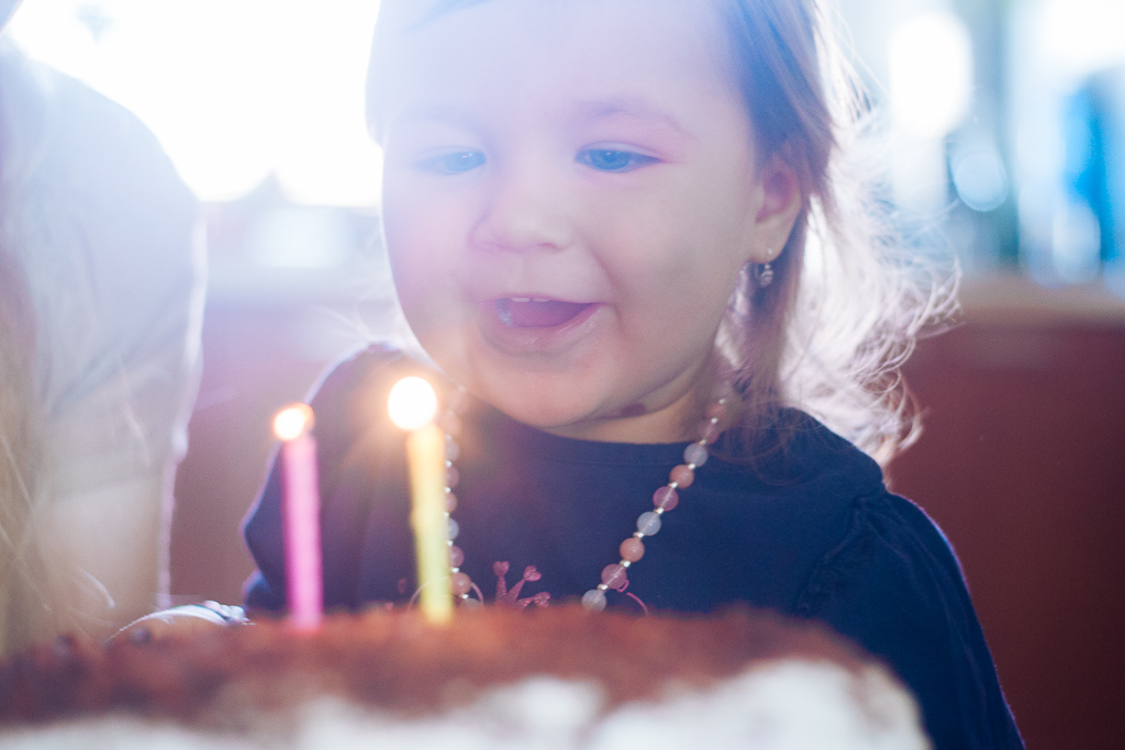Oslava narozenin Sofie z Berouna, fotograf dětí, jak fotit děti, narozeninový dort
