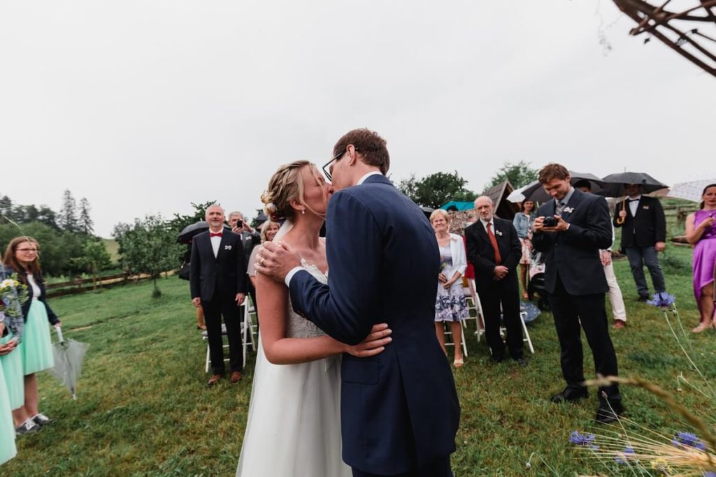 první polibek, svatba, organic, farm soběsuky, farma soběsuky, svatba na farmě, domažlicko, plzeňsko, svatební fotograf