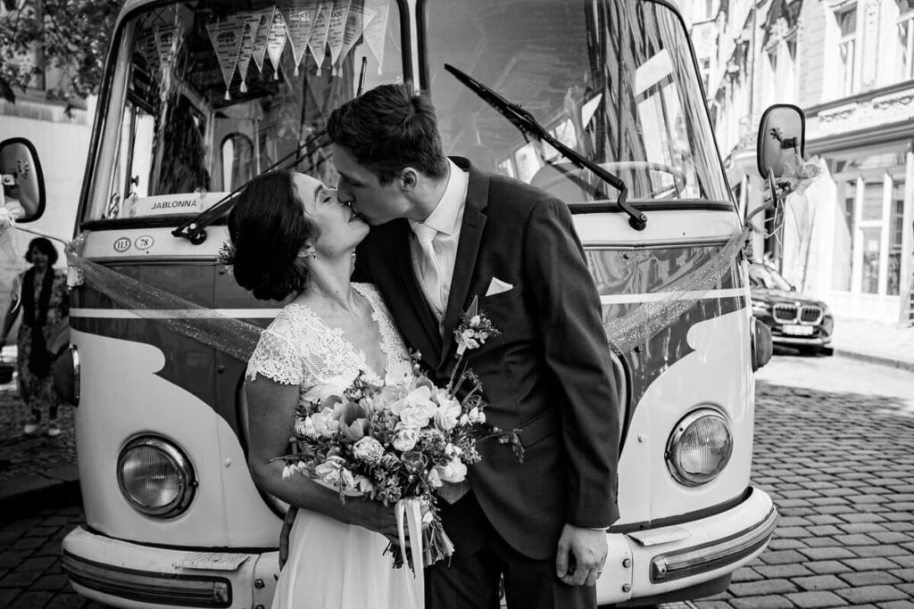 svatební fotograf, praha, salvador, svatba v praze, krenek, chodov, malá svatba, svatba v kostele, církevní obřad,