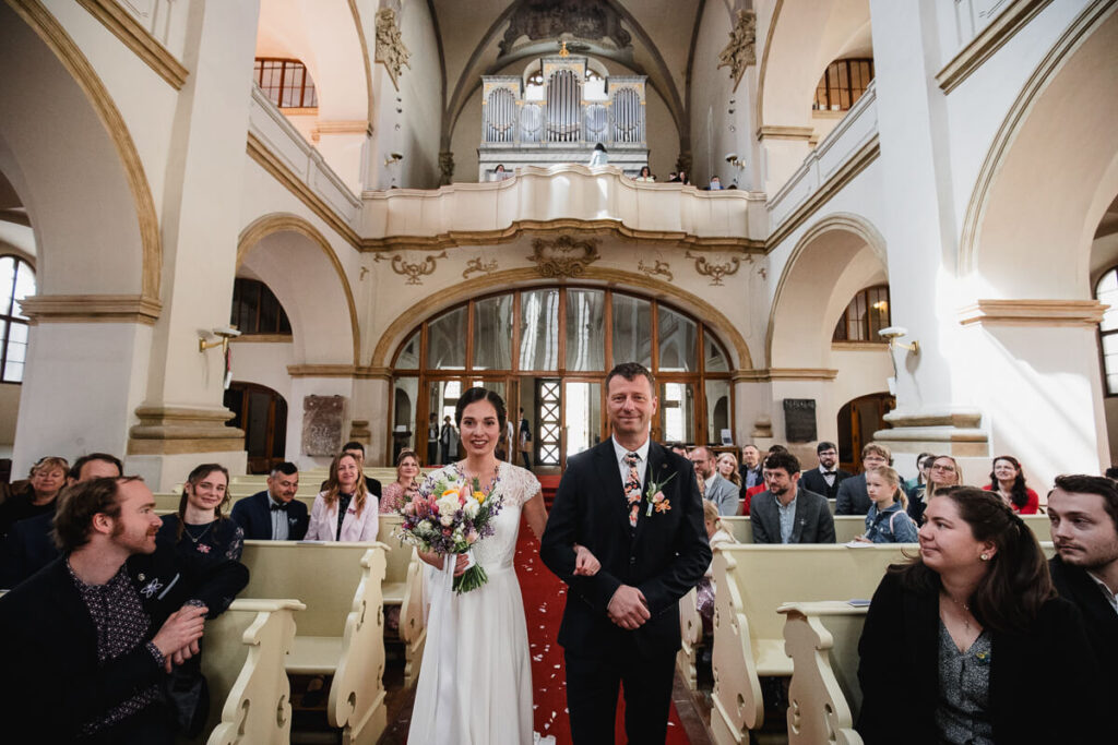 svatební fotograf, praha, salvador, svatba v praze, krenek, chodov, malá svatba, svatba v kostele, církevní obřad,