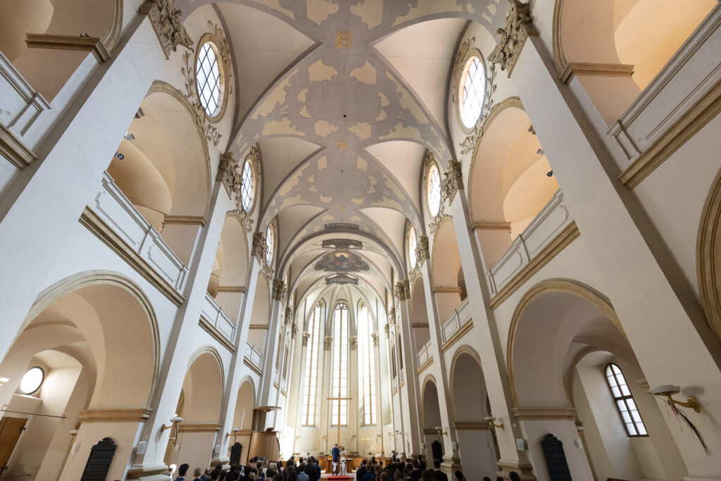 svatební fotograf, praha, salvador, svatba v praze, krenek, chodov, malá svatba, svatba v kostele, církevní obřad,