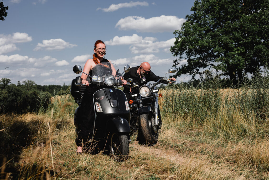 svatba, zámek lnáře, svatební fotograf, havloids, motorkáři, malá svatba, svatba v přírodě, netradiční svatba, křenek, jižní Čechy