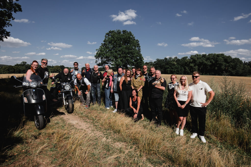 svatba, zámek lnáře, svatební fotograf, havloids, motorkáři, malá svatba, svatba v přírodě, netradiční svatba, křenek, jižní Čechy