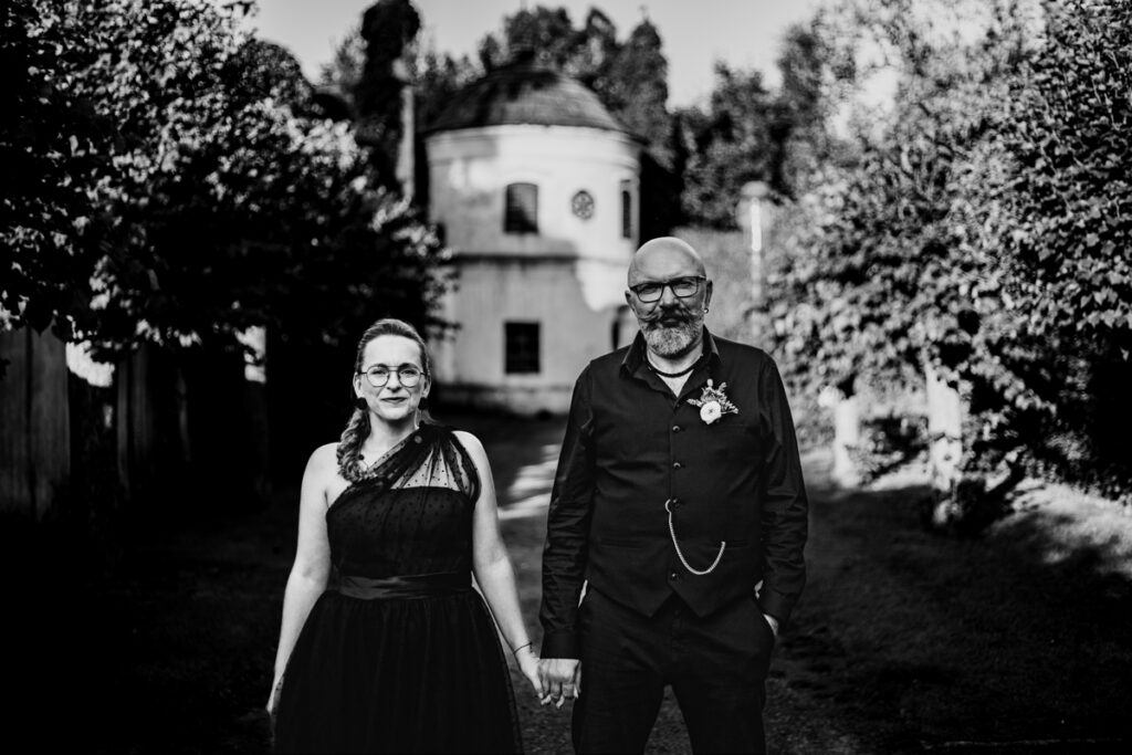 svatba, zámek lnáře, svatební fotograf, havloids, motorkáři, malá svatba, svatba v přírodě, netradiční svatba, křenek, jižní Čechy
