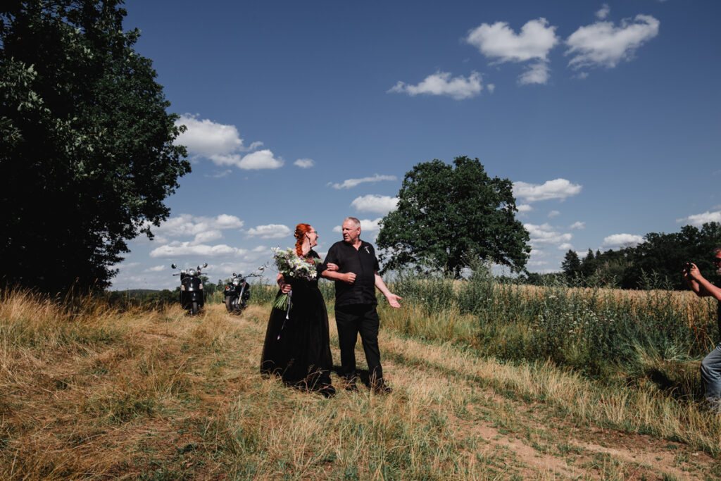 svatba, zámek lnáře, svatební fotograf, havloids, motorkáři, malá svatba, svatba v přírodě, netradiční svatba, křenek, jižní Čechy