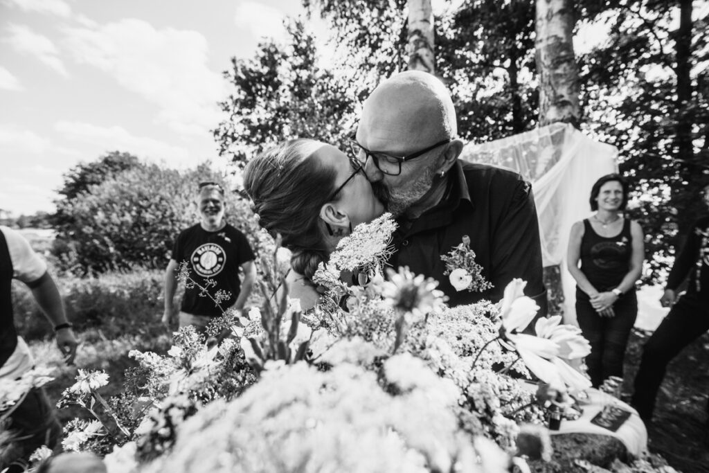 svatba, zámek lnáře, svatební fotograf, havloids, motorkáři, malá svatba, svatba v přírodě, netradiční svatba, křenek, jižní Čechy