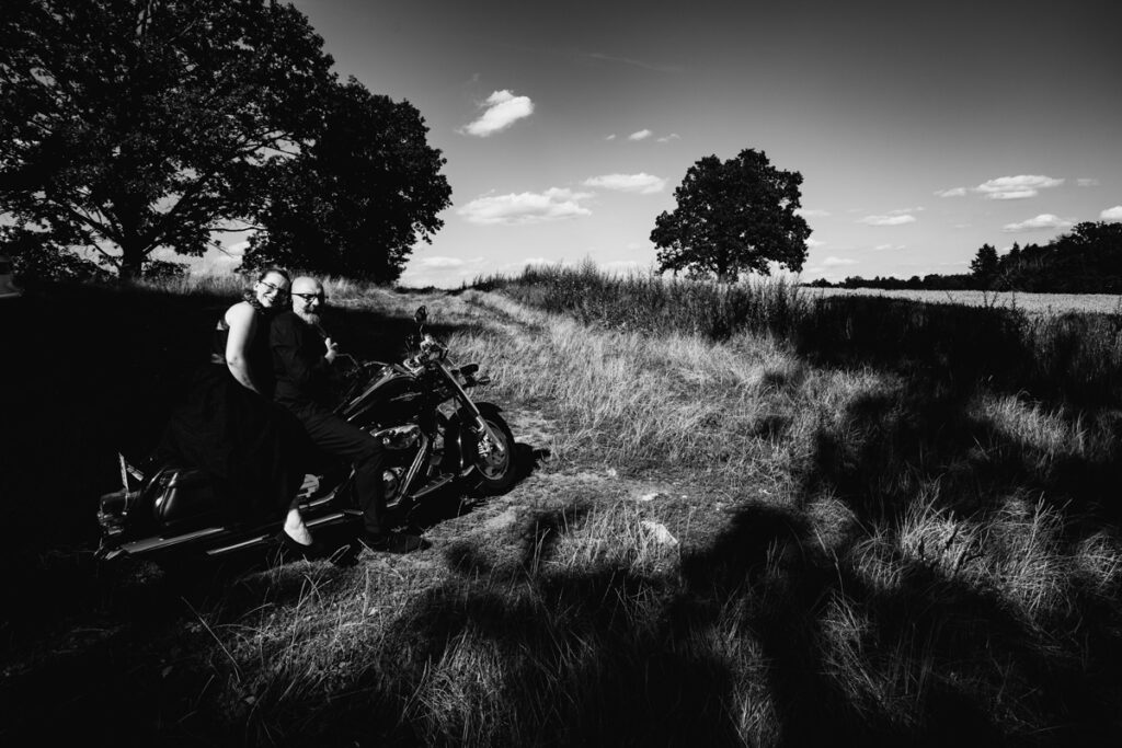 svatba, zámek lnáře, svatební fotograf, havloids, motorkáři, malá svatba, svatba v přírodě, netradiční svatba, křenek, jižní Čechy